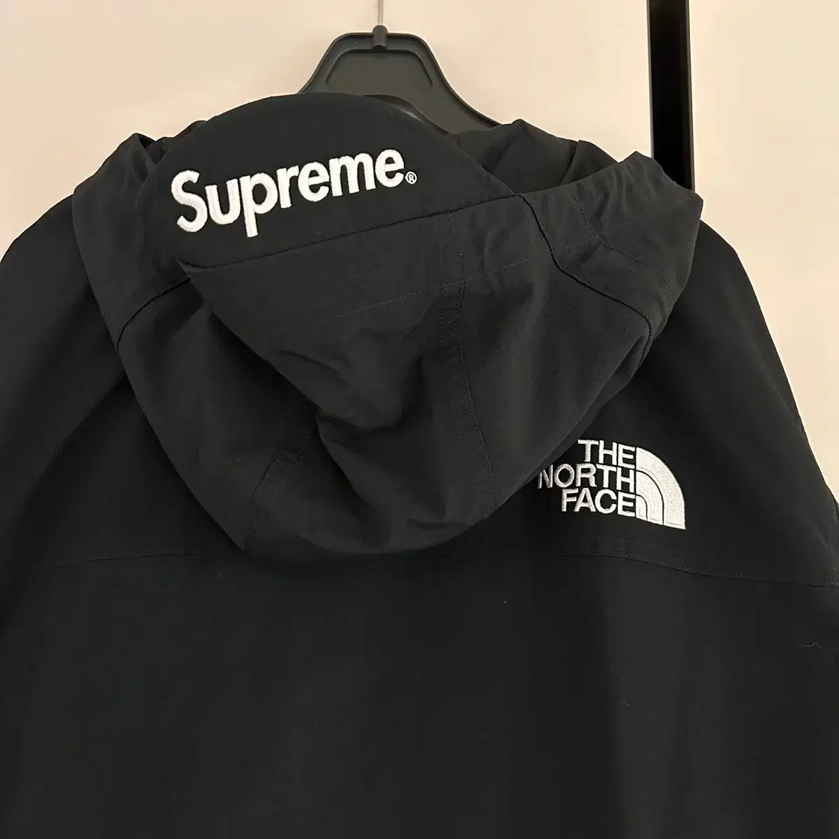 슈프림 x 노스페이스 익스페디션 자켓 블랙 M사이즈 판매 .Supreme