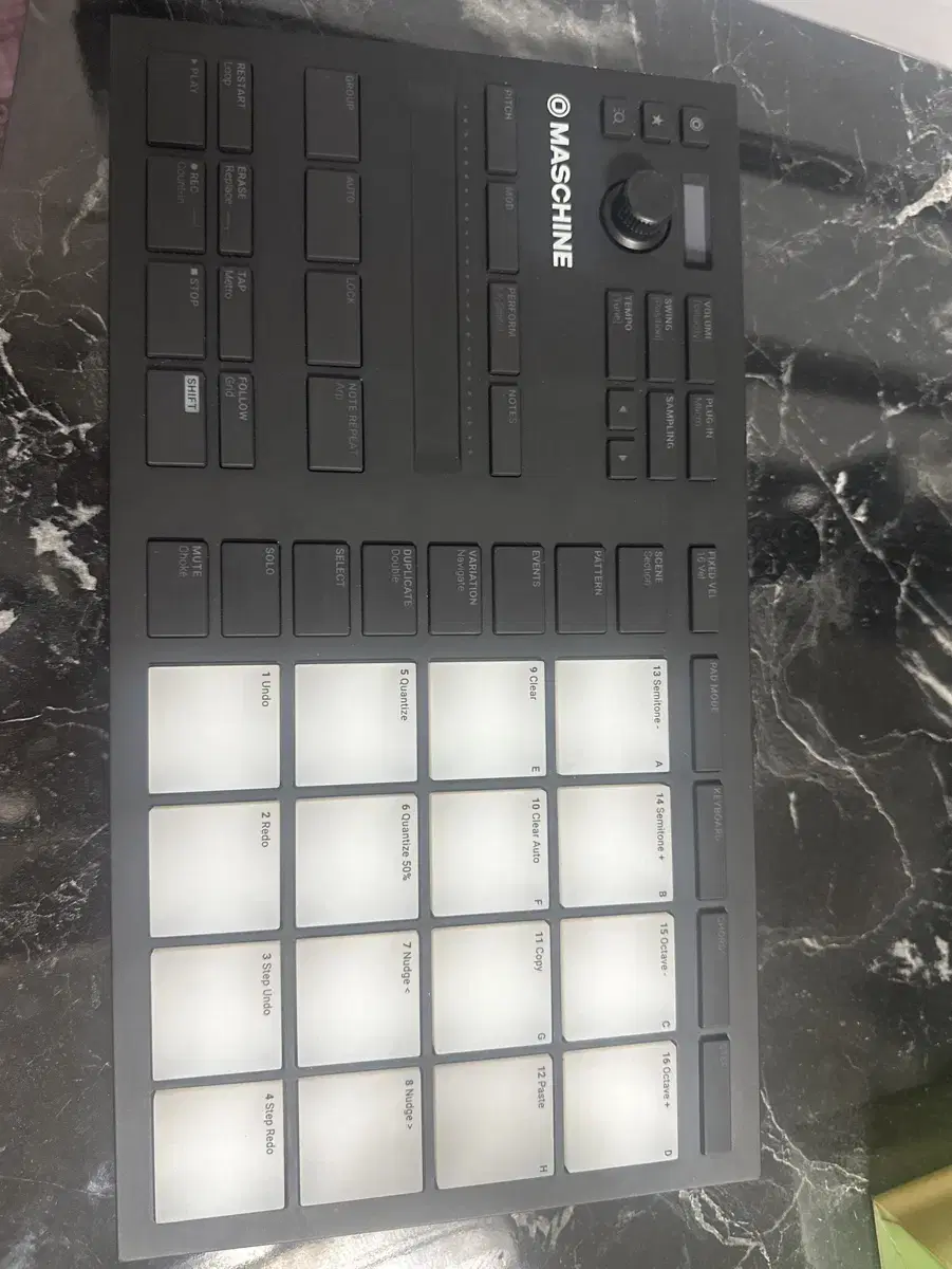 maschine mikro mk3 샘플러 판매합니다