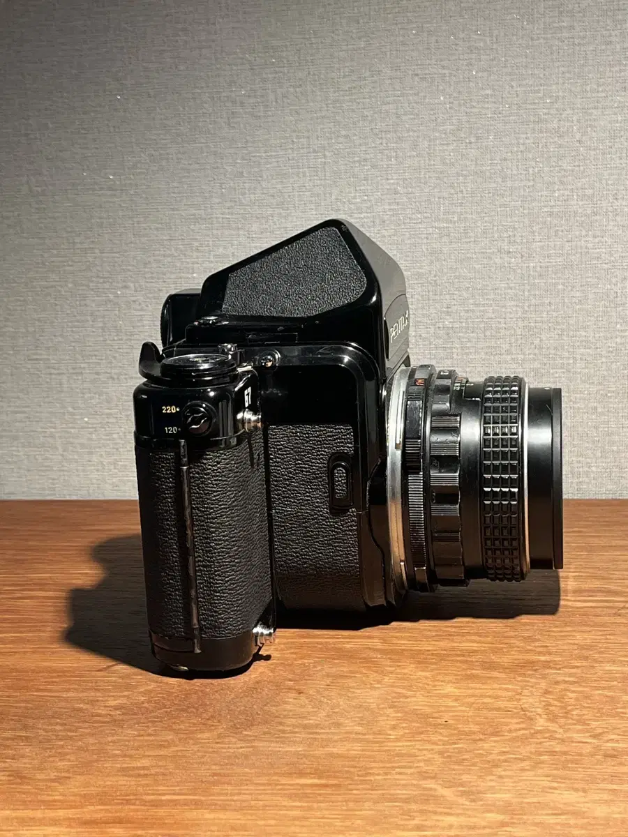 Pentax 67 medium format pilca body