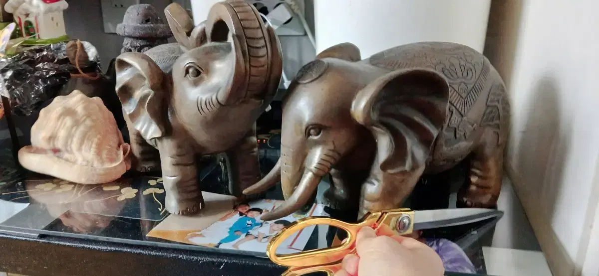 A pair of bronze elephants