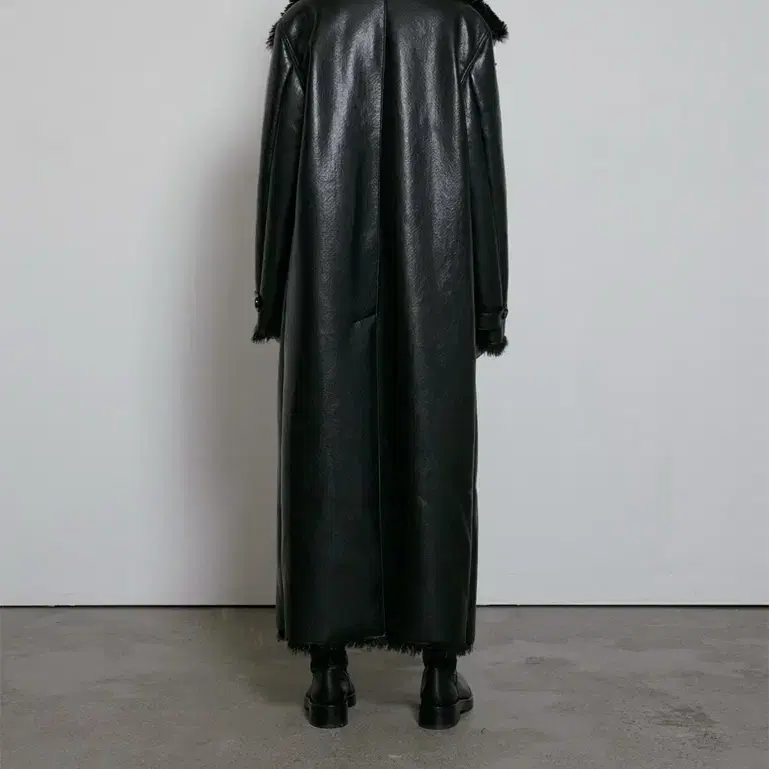 보헴서 FAUX LEATHER SHEARING COAT 레더롱코트