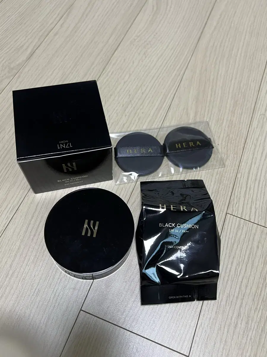 Hera Black Cushion Original + Refill + 2 Puffs