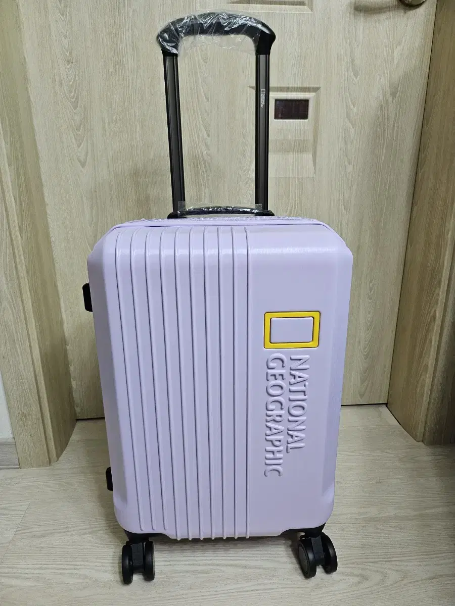 [Expandable] National Geographic Carrier 20" carry-on new for sale