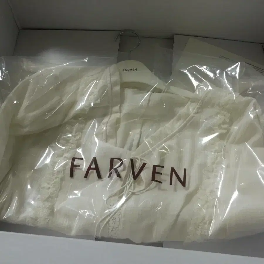 FARVEN BELL LACE BLOUSE_IVORY