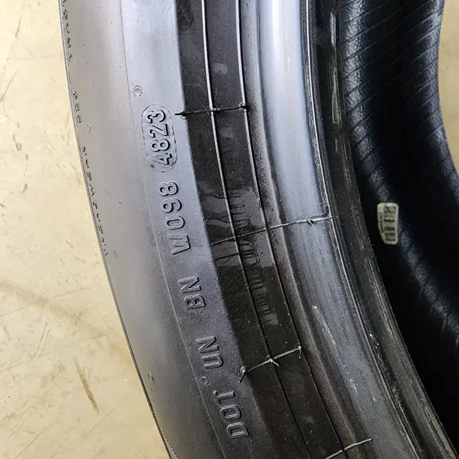 315/40R21 피제로PZ4 MO GLE순정 중고1개팝니다.