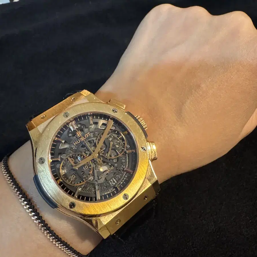 위블로(HUBLOT) 클래식 퓨전 에어로 크로노그래프 킹골드