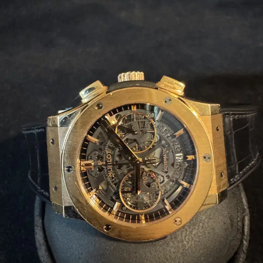 위블로(HUBLOT) 클래식 퓨전 에어로 크로노그래프 킹골드