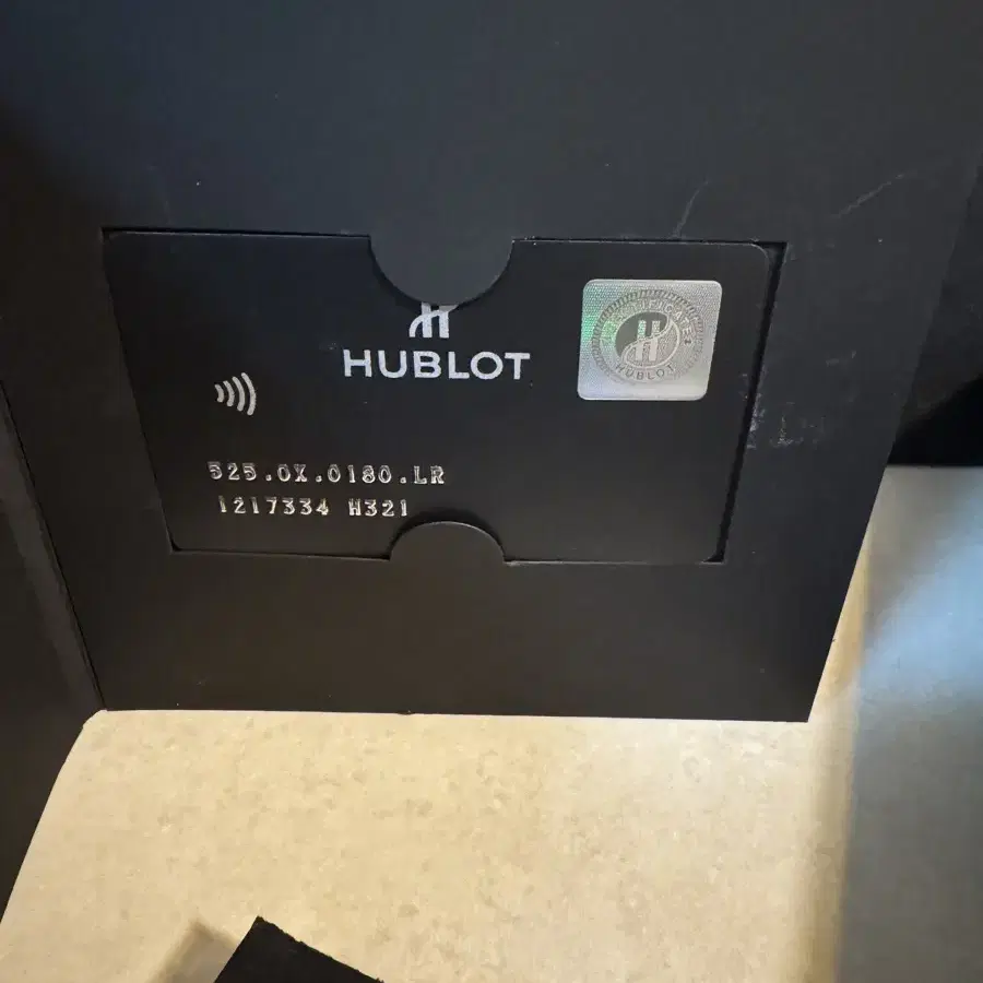 위블로(HUBLOT) 클래식 퓨전 에어로 크로노그래프 킹골드