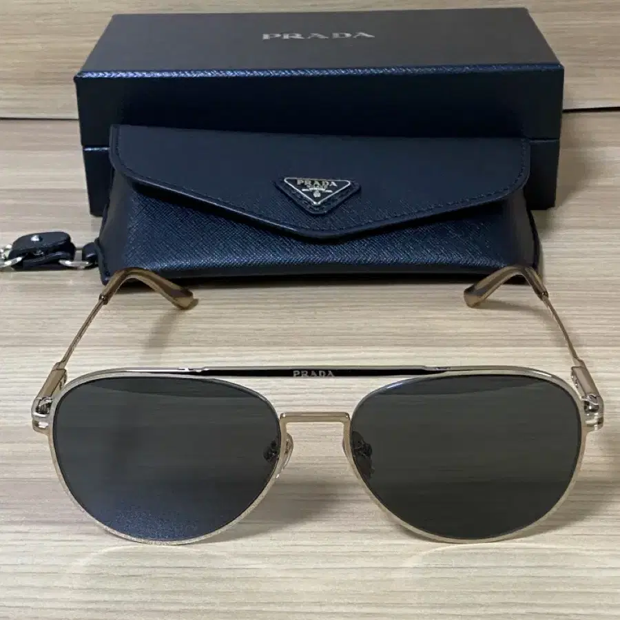 Prada Eyewear 에비에이터 프레임 선글라스