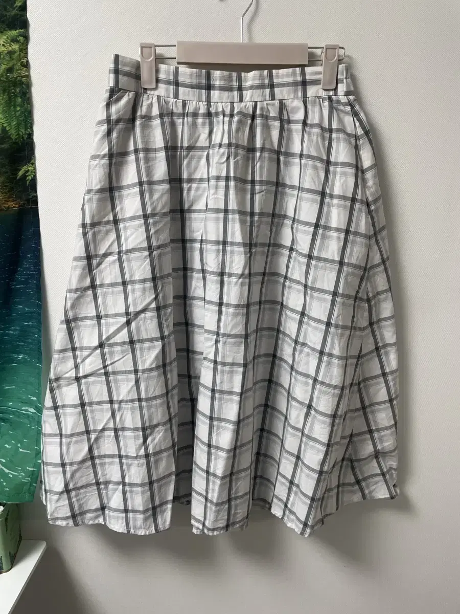 Gray-white checked long skirt with banding and pockets