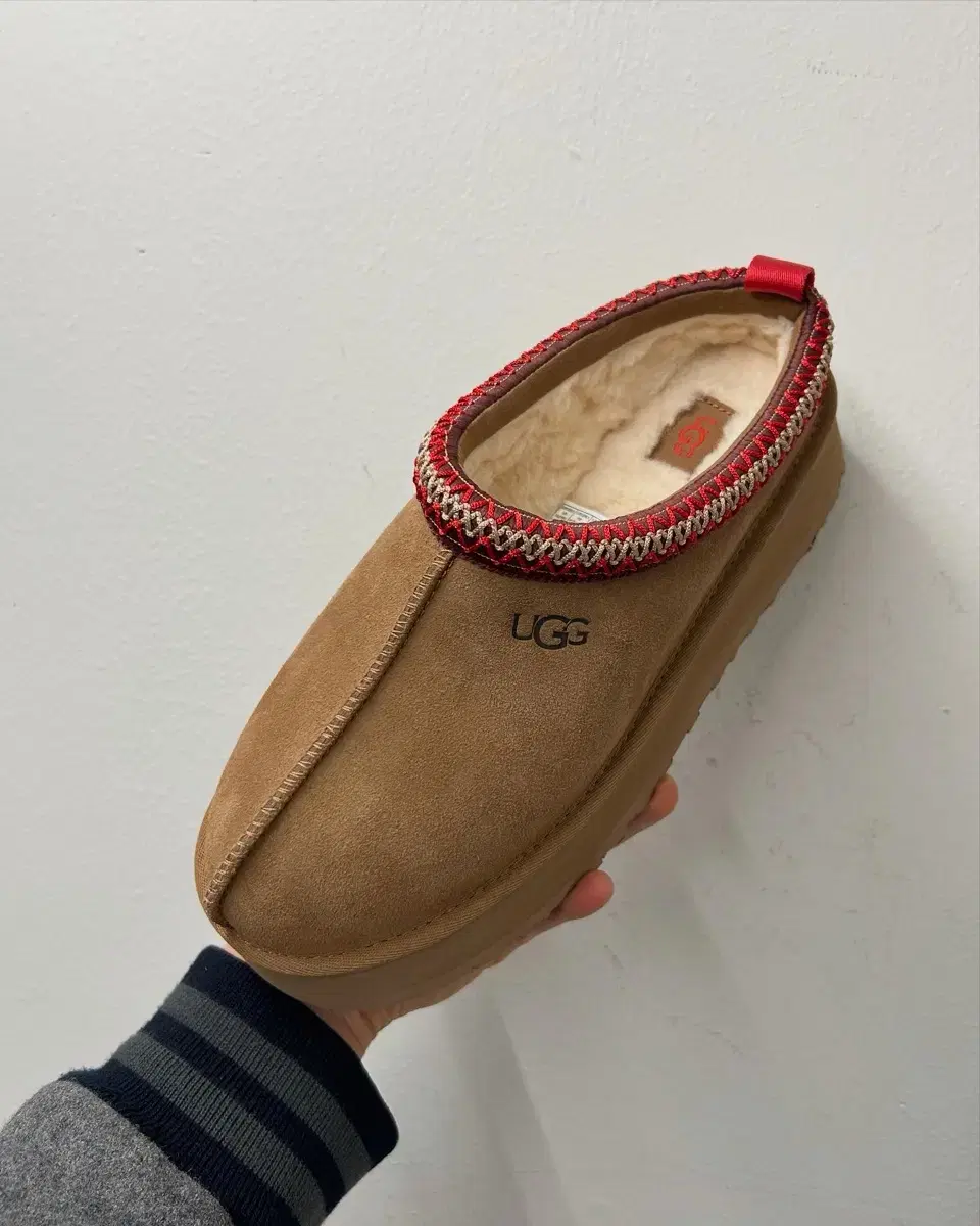 (거의새상품) UGG 타즈 260