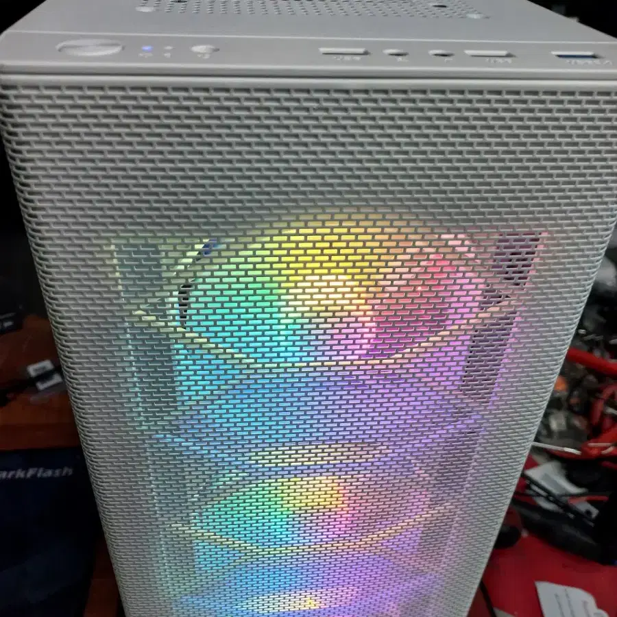 게이밍 컴퓨터 AMD RYZEN 7 2700X