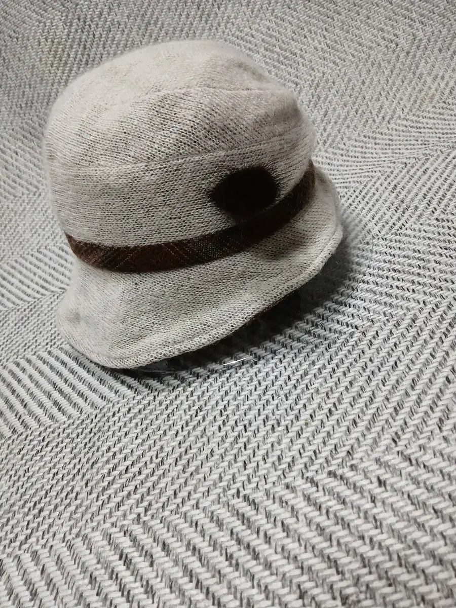 Guy Laroche Wool knit white caramel hat New