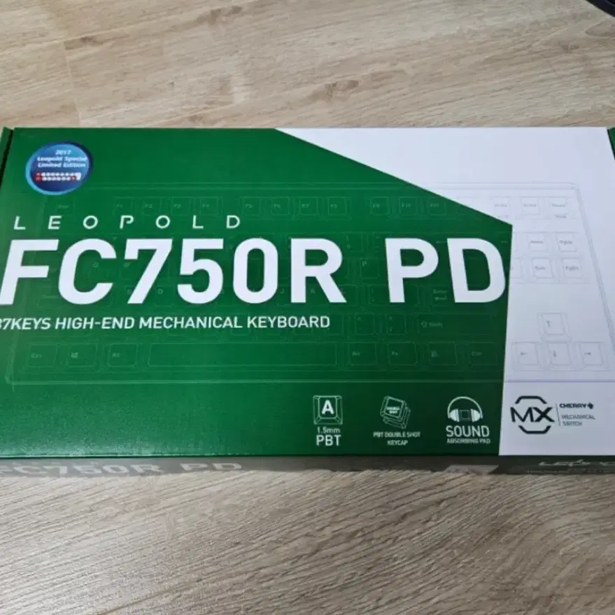 레오폴드 FC750R PD 크림치즈 갈축 판매합니다.