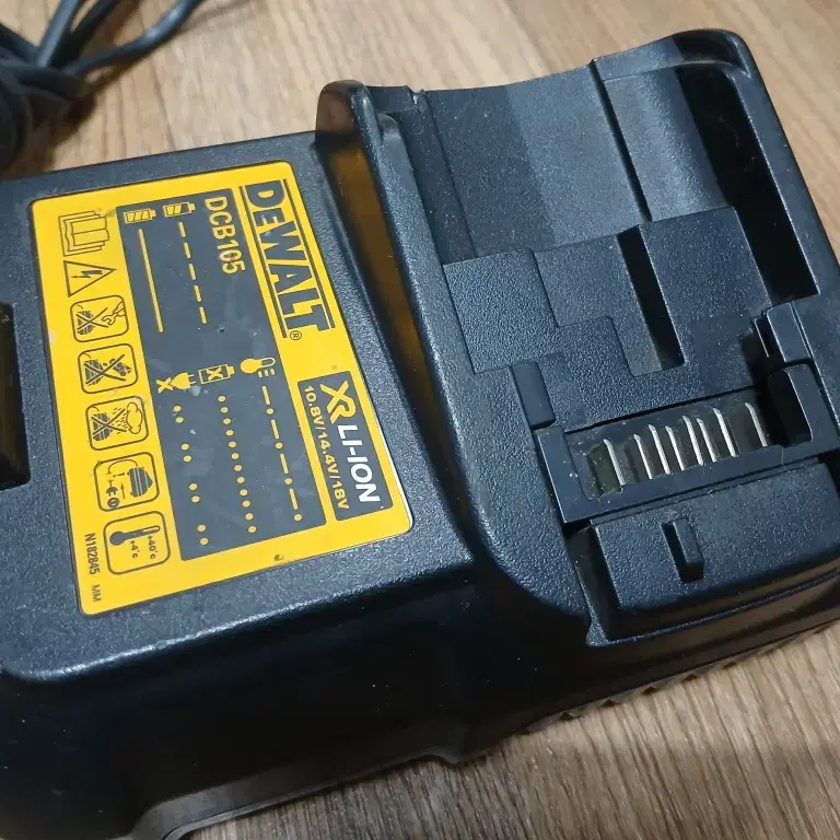 DELALT DCB105 충전드릴 충전기 10.8V/14.4V/18V