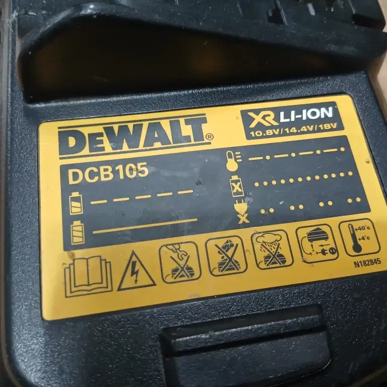 DELALT DCB105 충전드릴 충전기 10.8V/14.4V/18V