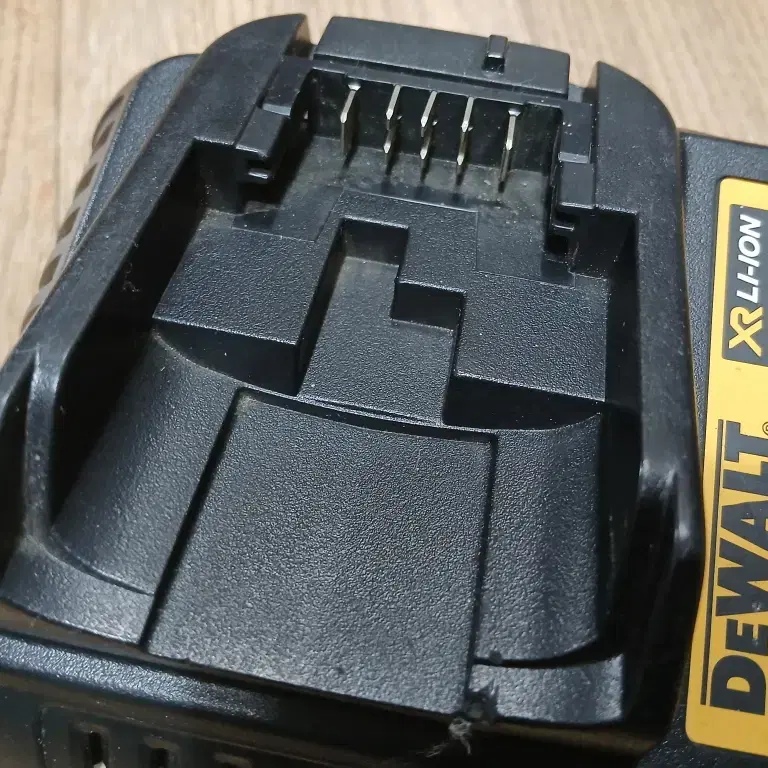 DELALT DCB105 충전드릴 충전기 10.8V/14.4V/18V