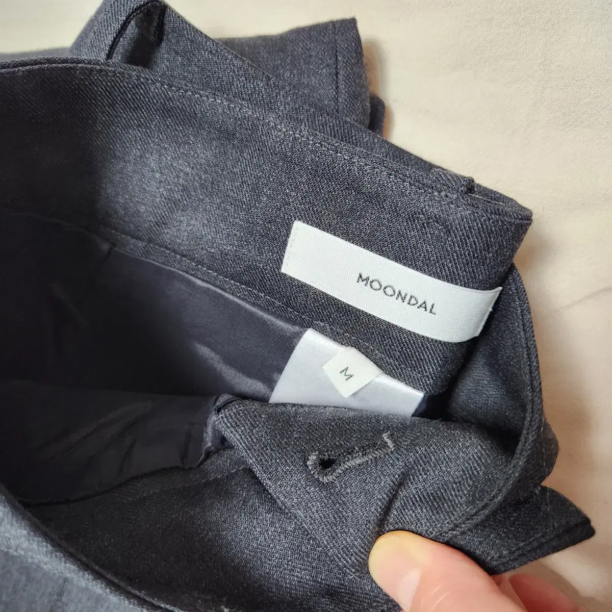 문달 울 슬랙스 차콜 Wool Slim Slacks in Charcoal