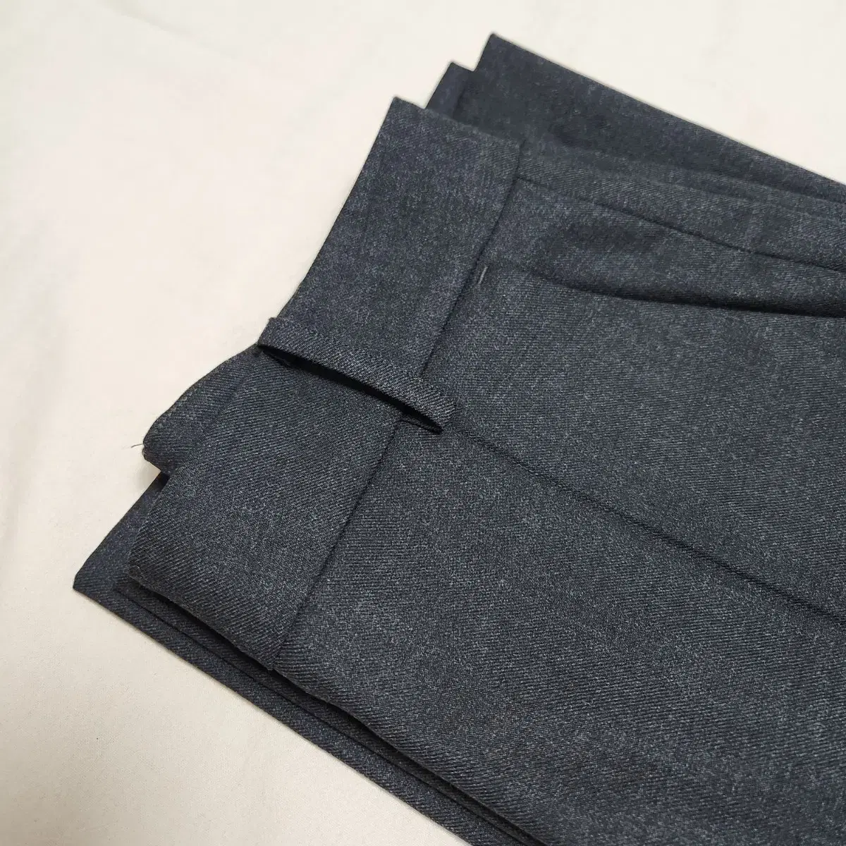 문달 울 슬랙스 차콜 Wool Slim Slacks in Charcoal