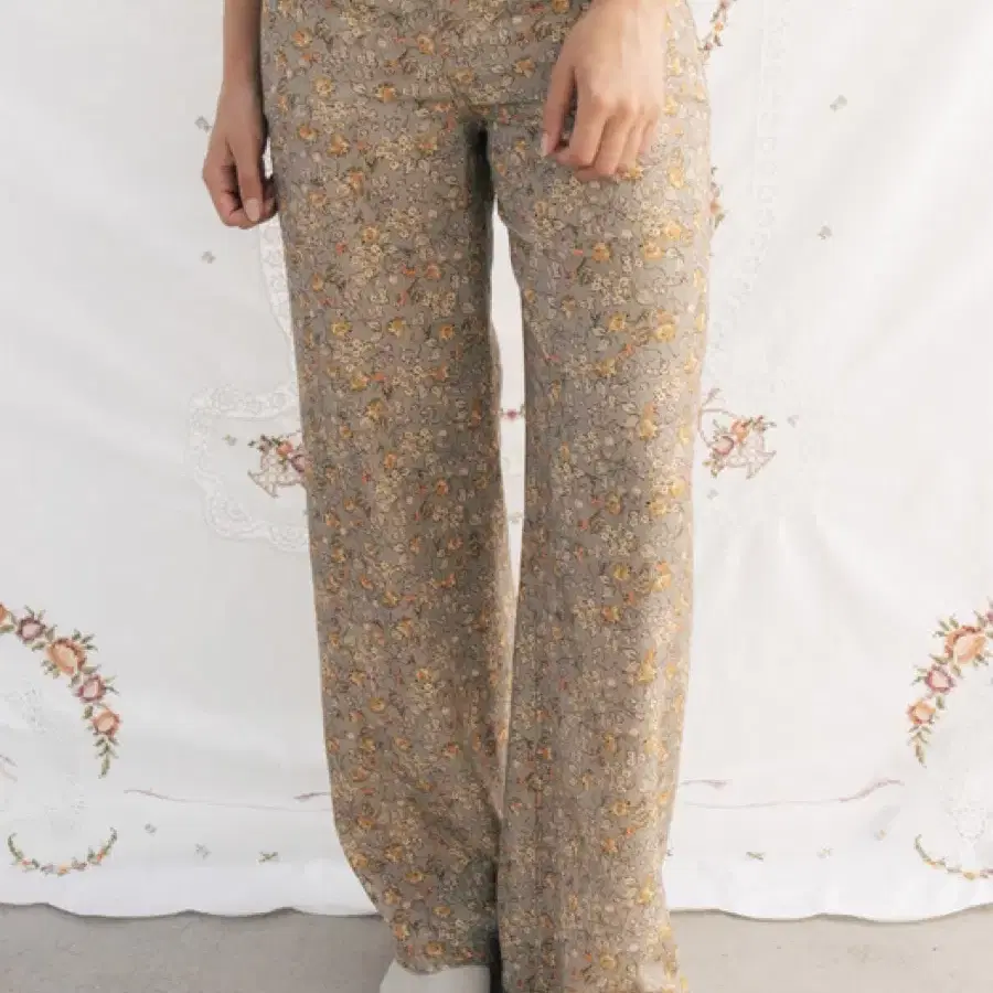 구해요) Via Flower silk wide-fit pants