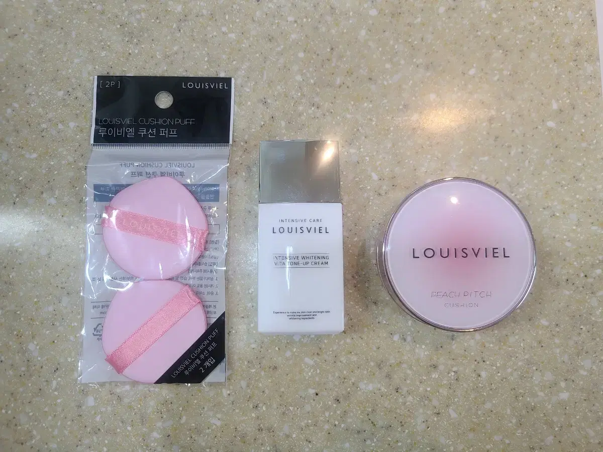 Louis Vuitton Cushion No. 21 + 50 g Louis Vuitton Toning Cream + 2 puffs