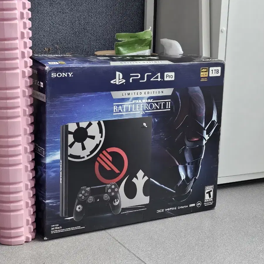 PS4 Pro 스타워즈 에디션 + 컨트롤러 2개 + 충전 거치대 + 케이