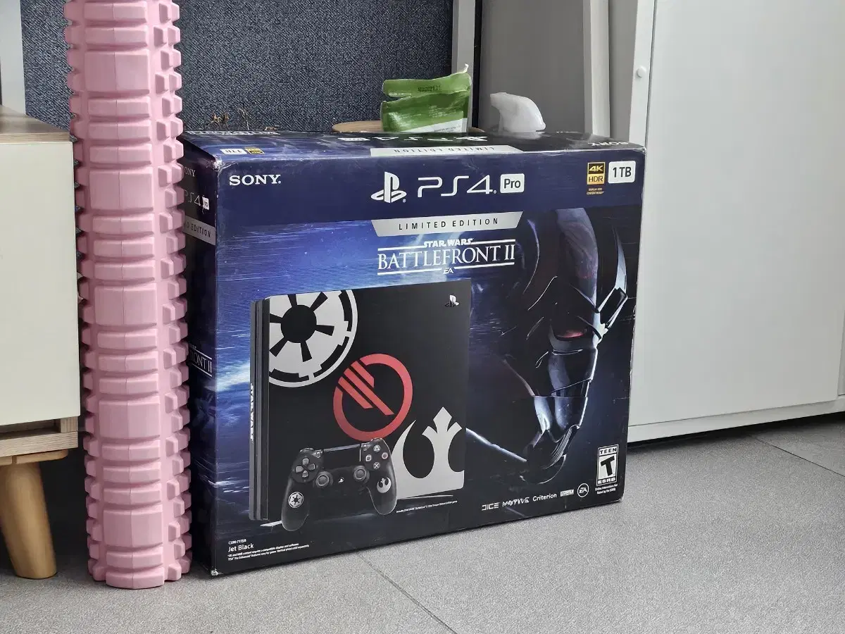 PS4 Pro 스타워즈 에디션 + 컨트롤러 2개 + 충전 거치대 + 케이