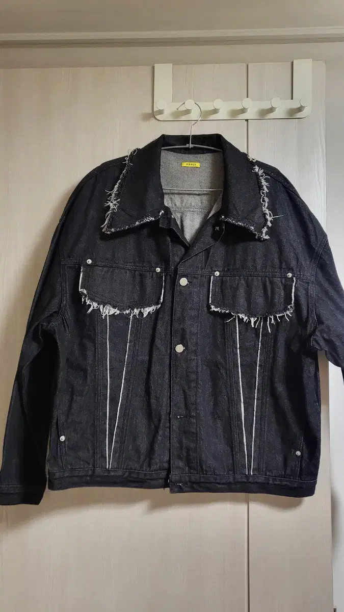 Sawed-cut line-washed denim jacket