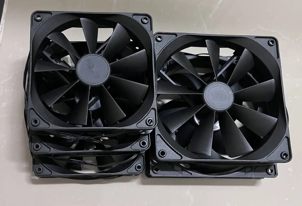 NZXT F120 (3 x), F140 (1 x) bundled fans and Attic P14