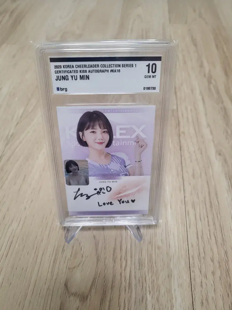 Cheerleader Jung Yoo Min Min sells mini-photo kiss-o-tos.