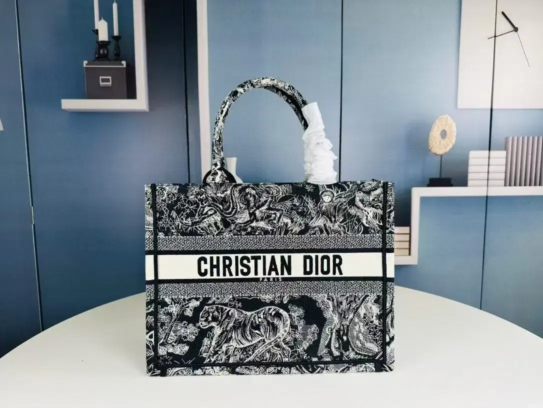 Christian Dior book tote중간 사이즈 핸드백