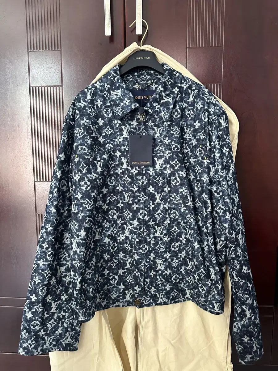 [48] Louis Vuitton denim shirt