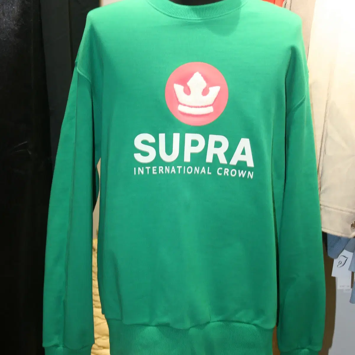 SUPRA 크라운 오버핏 부클 자수 맨투맨