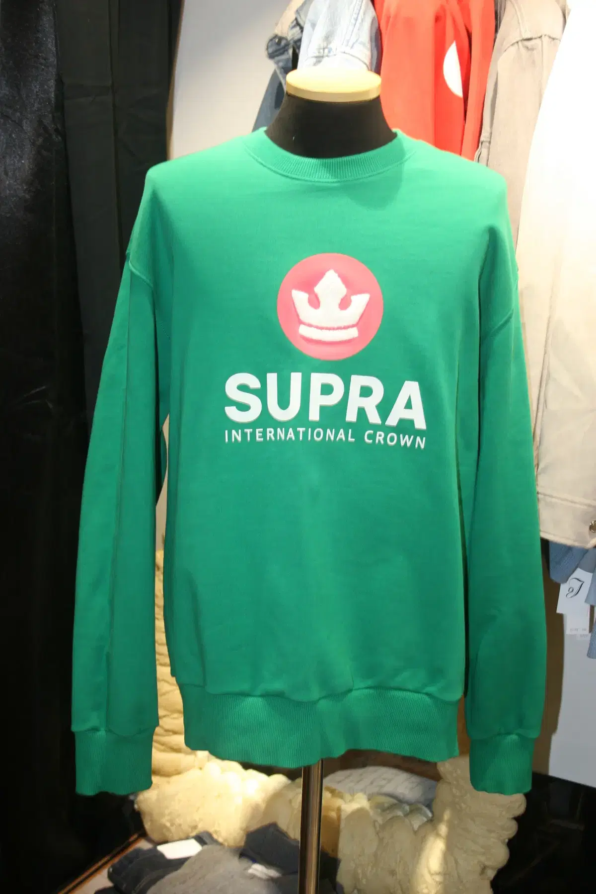 SUPRA 크라운 오버핏 부클 자수 맨투맨