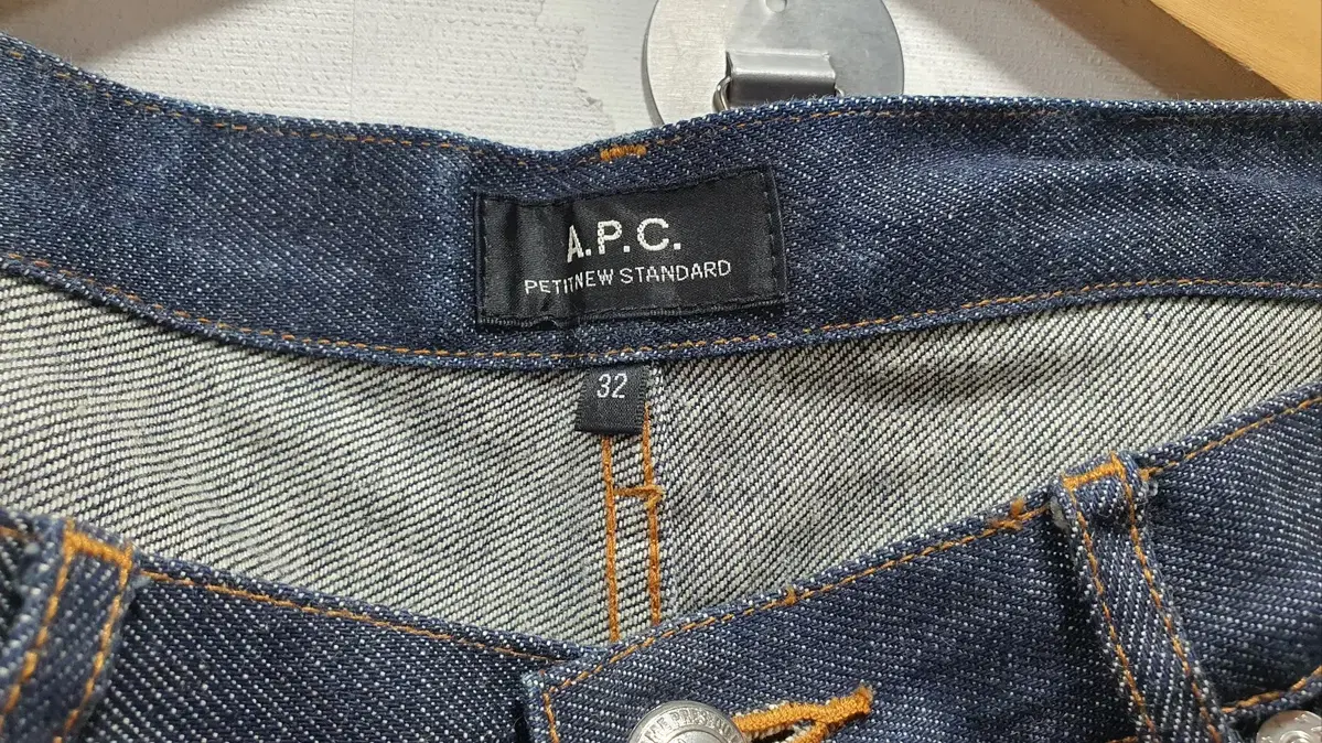 아페쎄 A.P.C. 쁘띠뉴스탠다드 32사이즈 허리33~34 총장103cm