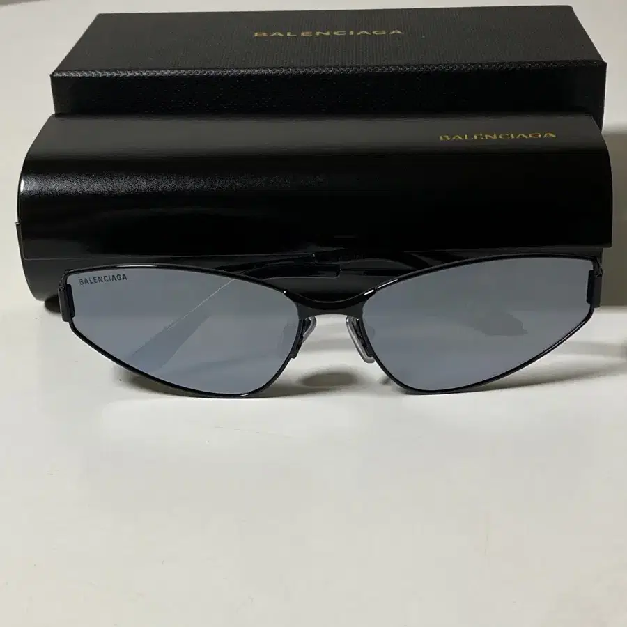 Balenciaga Eyewear 캣아이 프레임 선글라스