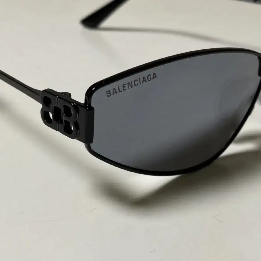 Balenciaga Eyewear 캣아이 프레임 선글라스