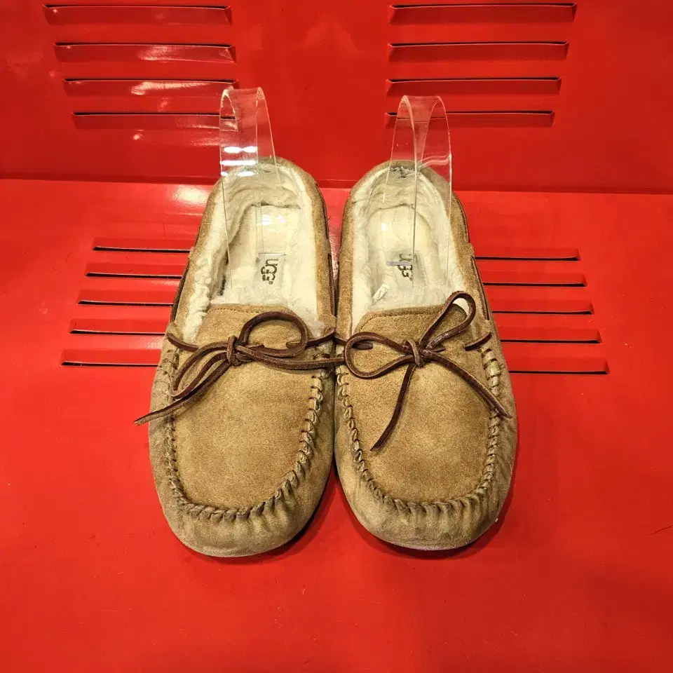 어그(UGG) 다코타 체스트넛 양털 로퍼 250size