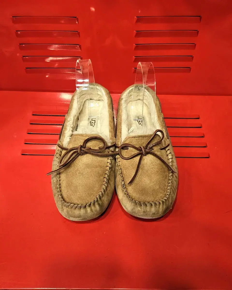 어그(UGG) 다코타 체스트넛 양털 로퍼 250size