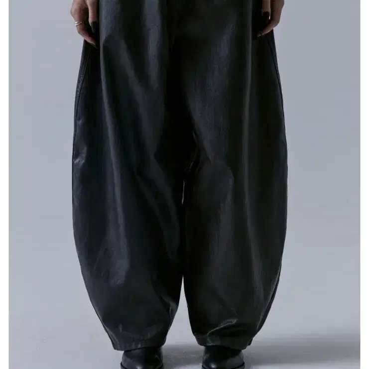 트리밍버드 Front Yoke Leather Pants [Black]