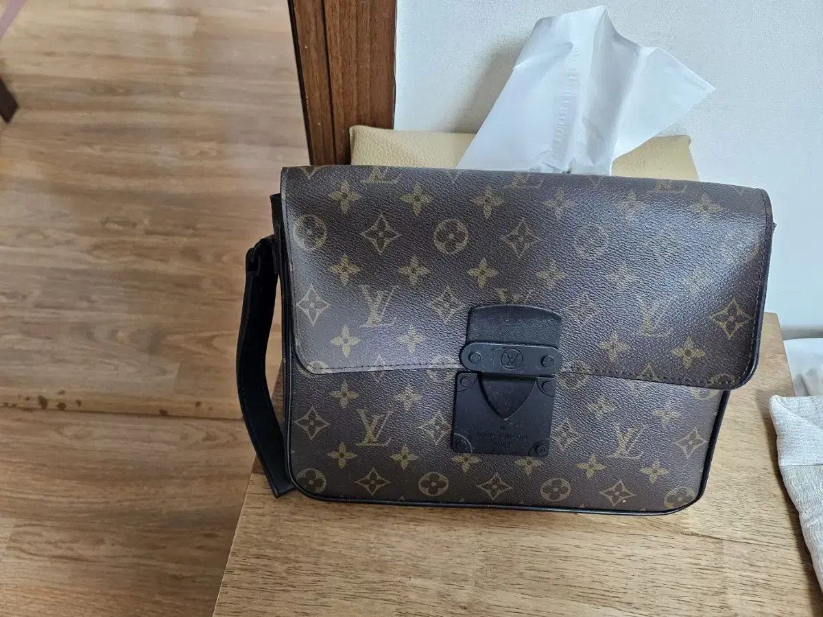 Louis Vuitton S-Lock A4(Price down)