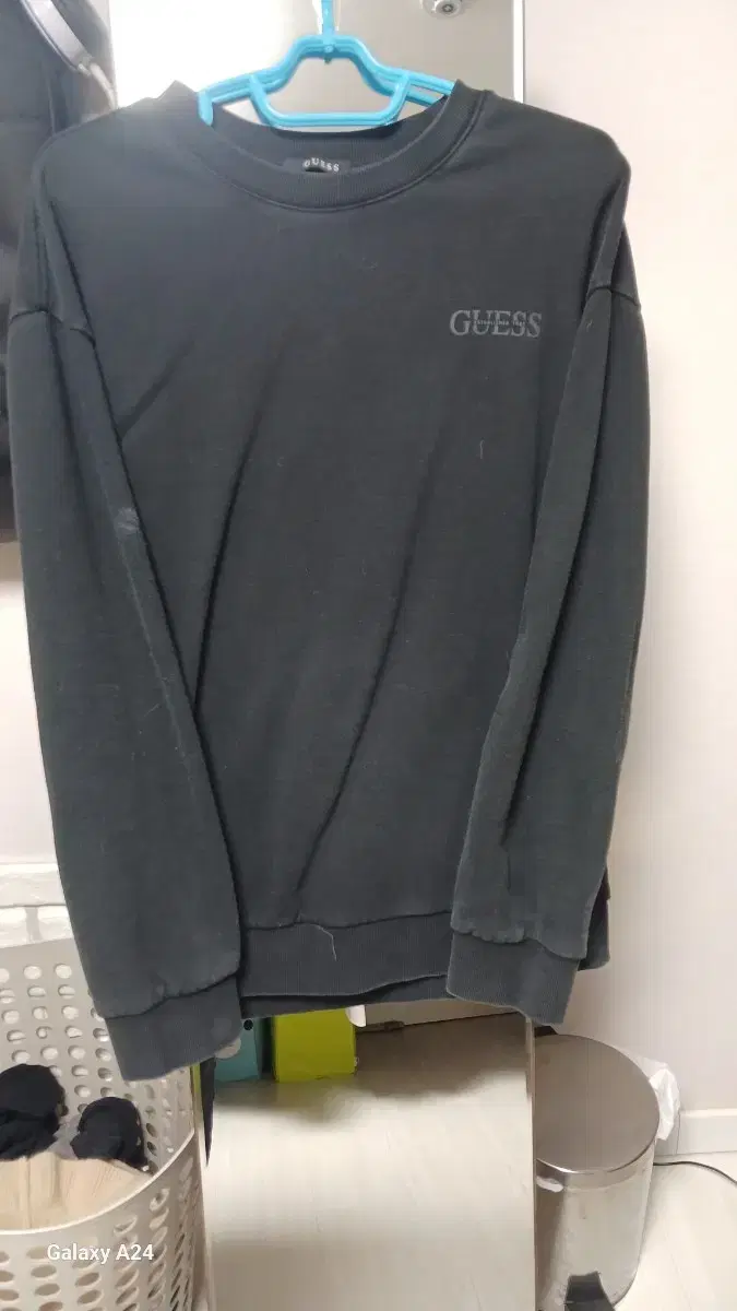 게스 GUESS 남성 라운드넥 긴팔 맨투맨_DARK GREY(XL)