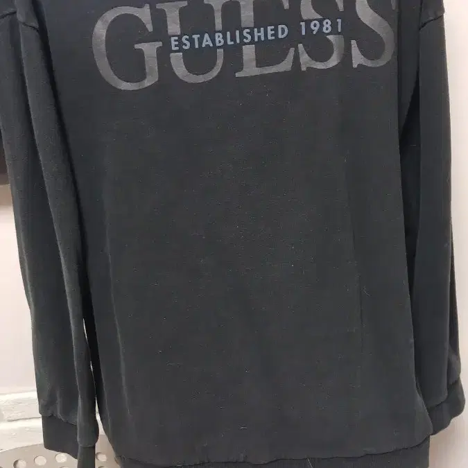 게스 GUESS 남성 라운드넥 긴팔 맨투맨_DARK GREY(XL)