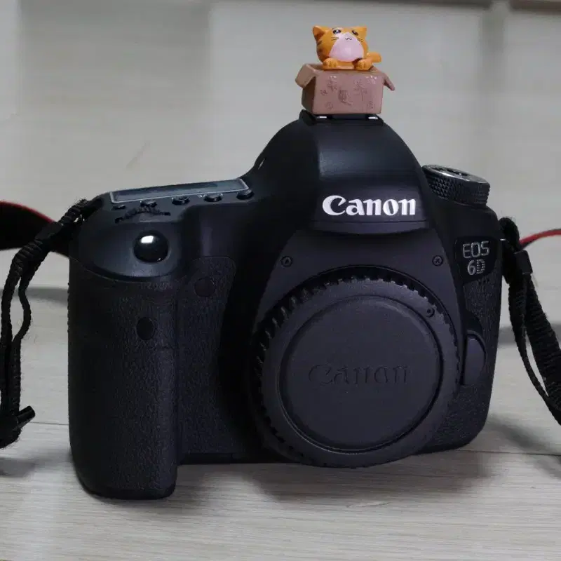 캐논 EOS 6D (풀프레임 DSLR) 카메라팝니다.