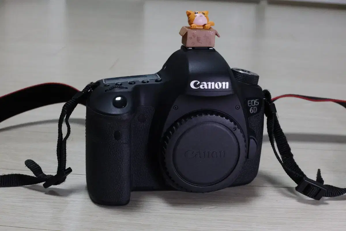 캐논 EOS 6D (풀프레임 DSLR) 카메라팝니다.