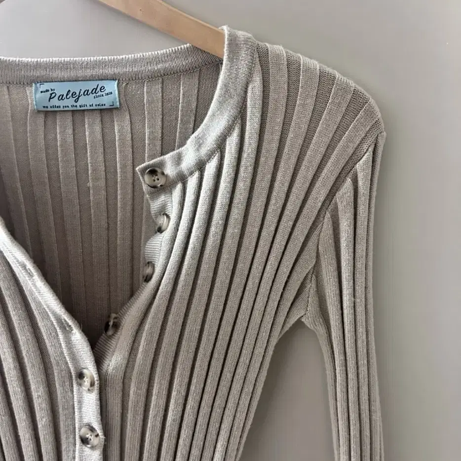 페일제이드 Ribbed button cardi 베이지