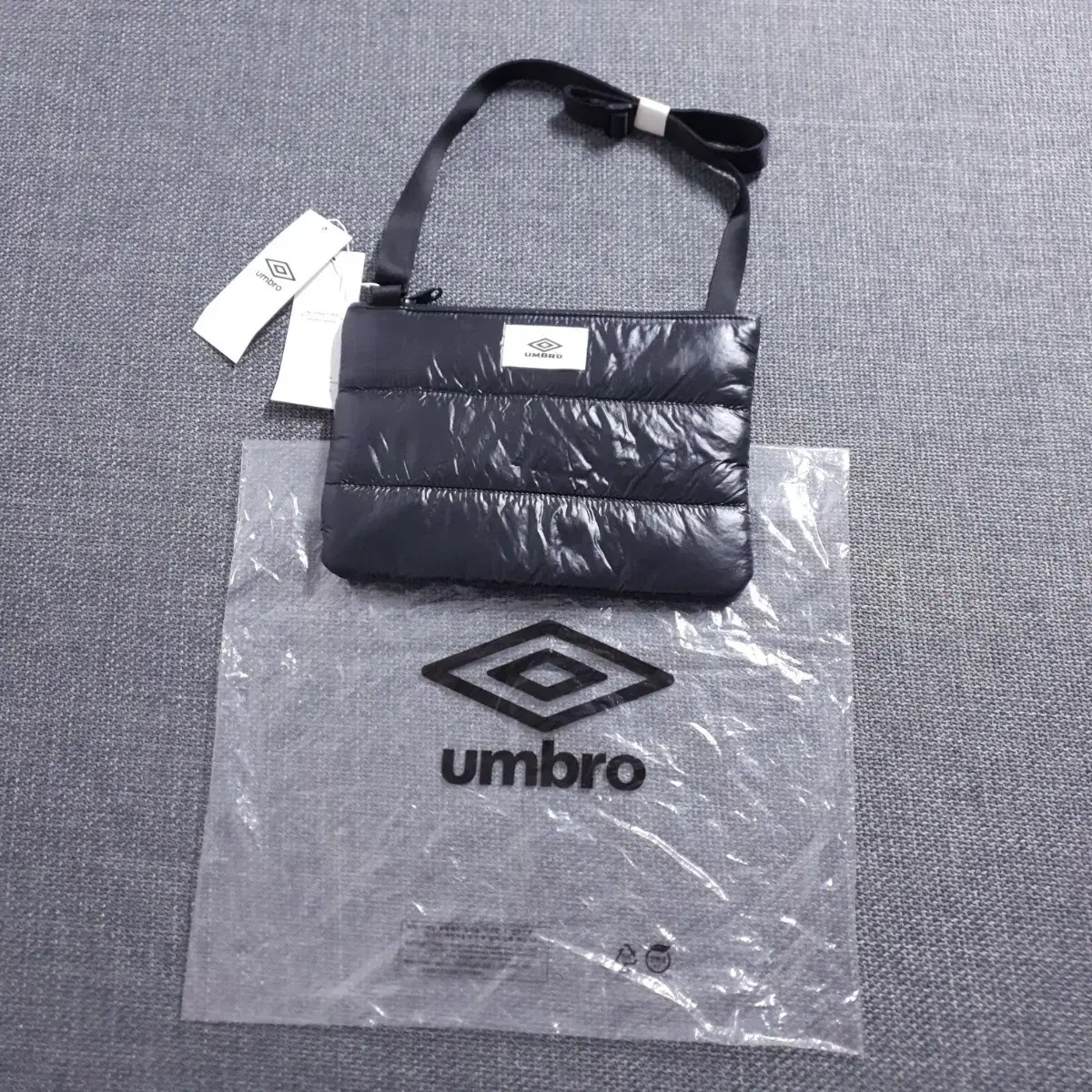 새상품 2022 엄브로(UMBRO) 블랙 충전재 패딩 크로스백 가방 S