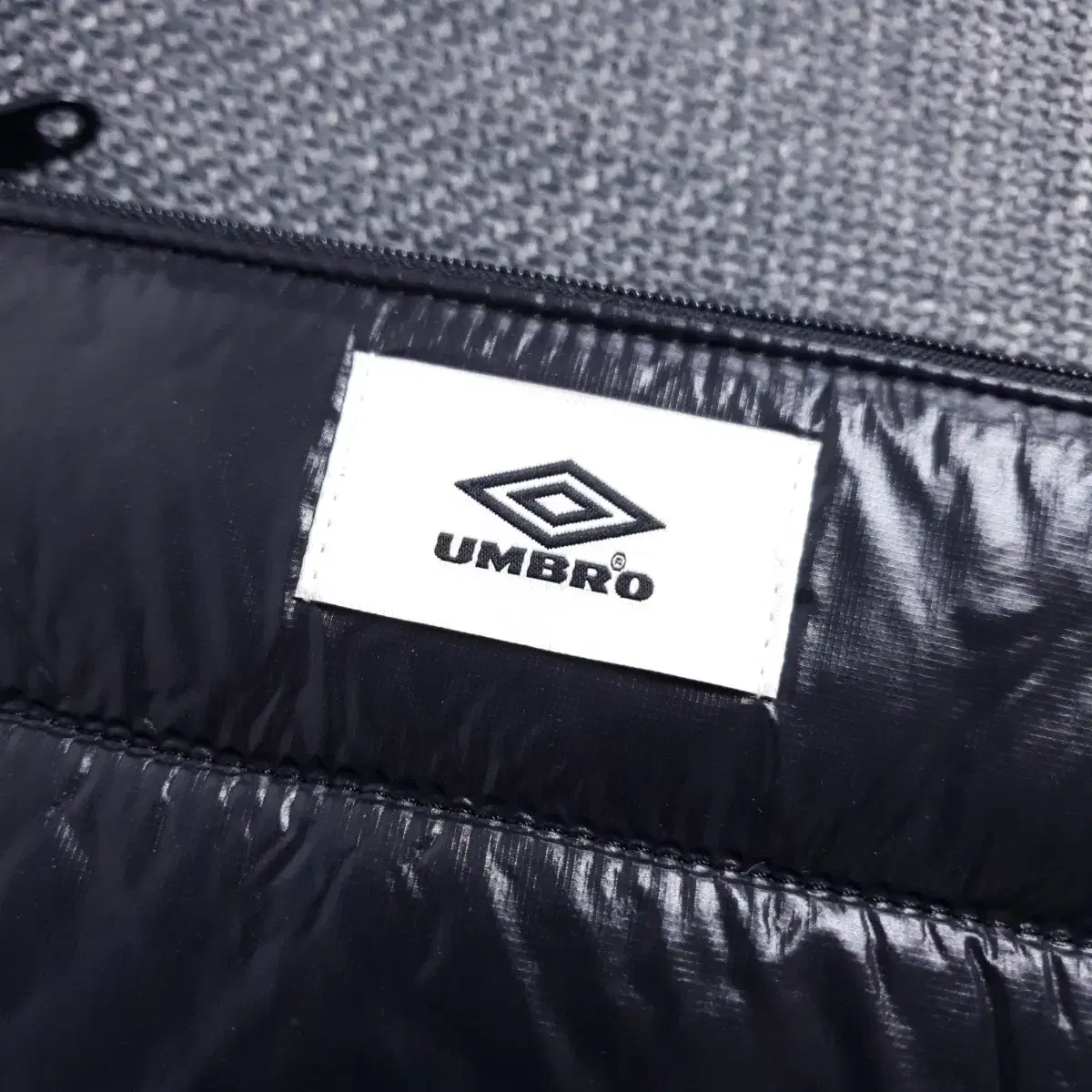 새상품 2022 엄브로(UMBRO) 블랙 충전재 패딩 크로스백 가방 S