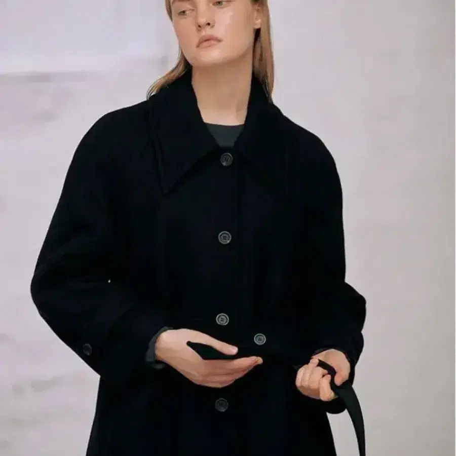 아위 ahwe 블랙 울 롱코트 Mignon A Line Coat