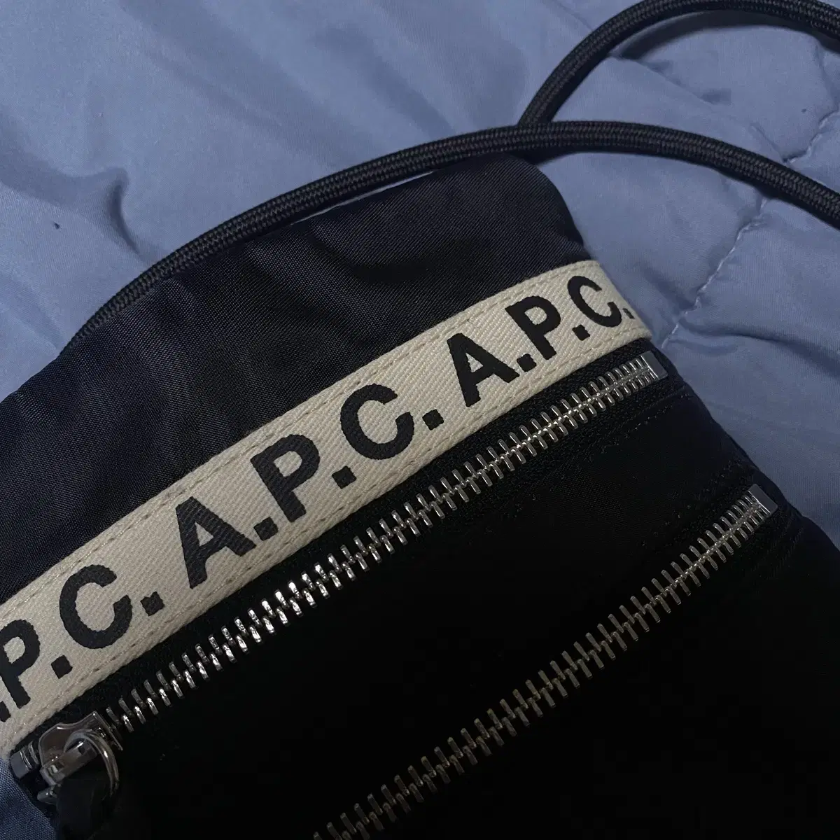 아페쎄 apc 리피트 크로스백 미니백